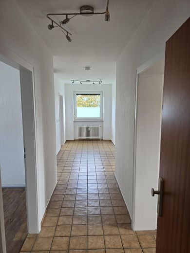 No commission: Newly renovated 3-room apartment with south-facing balcony & parking space – available for immediate occupancy! – Flur