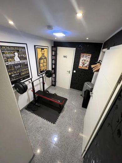 Piso split-level de alta calidad con carácter de casa en una ubicación privilegiada de Junkersdorf – Flur 4 UG Einrichtungsbeispiel