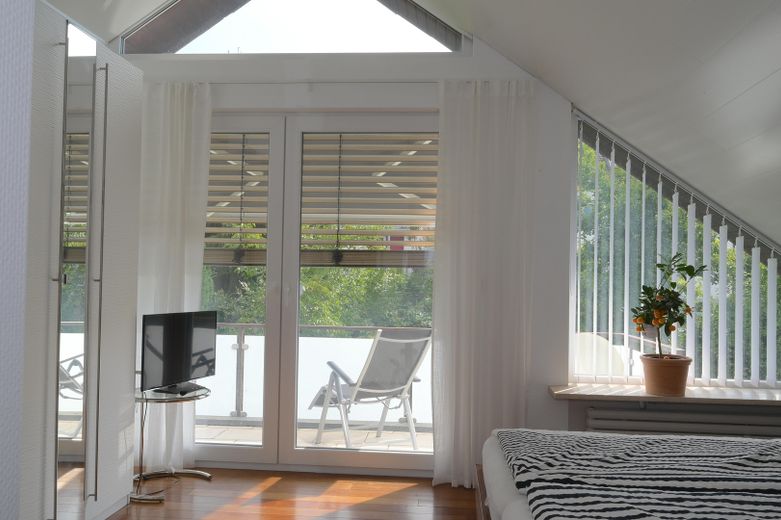 Aussicht, Natur und Design: exquisite 3-Zimmer Dachgeschosswohnung in Freiburg St. Georgen – Schlafzimmer