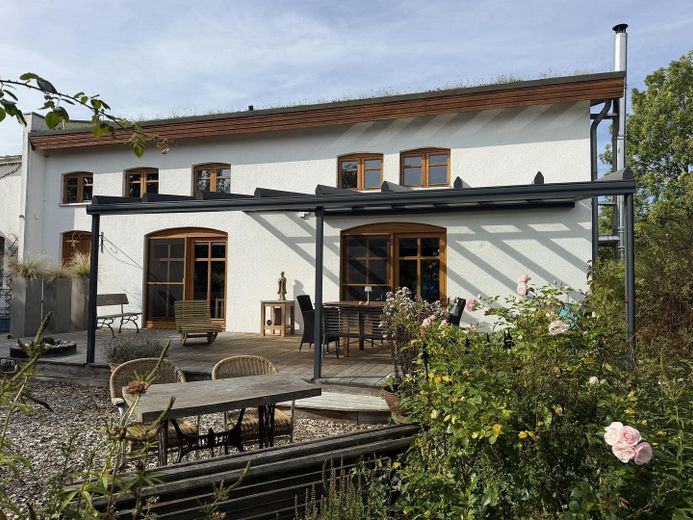 खुले नज़ारों के साथ जीवन – Blick auf die Terrasse