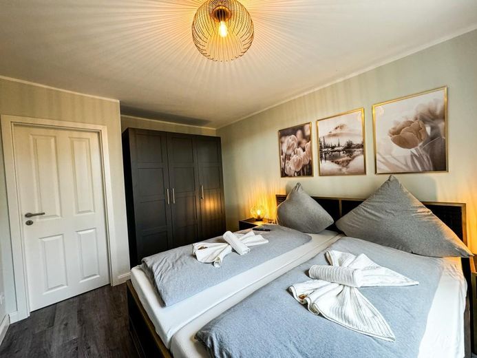 Voll möbliertes 2 1/2 Zimmer Apartment mit Balkon und High-Speed-Internet – Schlafzimmer