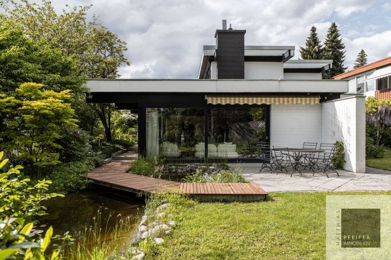 Zeitlose Architektur im Grünen mit Gestaltungsspielraum in WI-Auringen – Außenansicht