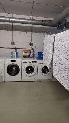 Provisionsfrei: Lichtdurchflutete DG-Wohnung mit 16 m² Dachterrasse, Aufzug & TG-Stellplatz – Waschküche