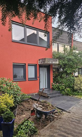 Frontansicht von links