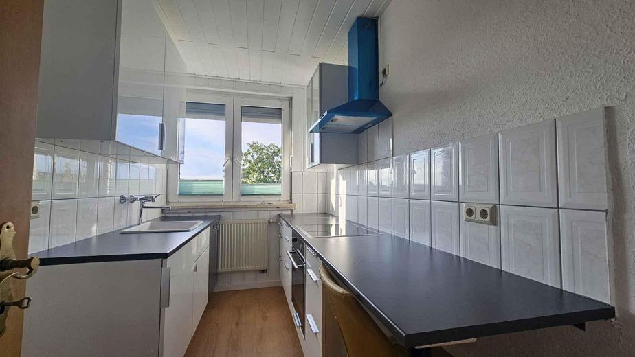 Appartement rénové de 3 pièces avec cuisine intégrée + cheminée – éligible à l’allocation logement, libre immédiatement – Küche mit Einbauküche 2