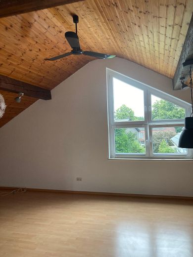 Top Lage! Helle 2,5-Zimmer-Wohnung mit Fußbodenheizung + Stellplatz in Holzwickede – Wohnzimmer