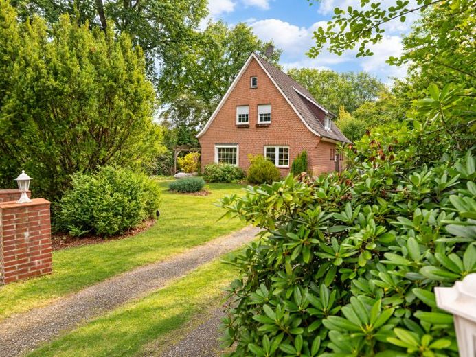 Großzügiges Einfamilienhaus mit Anbau, Doppelgarage und weitläufigem Grundstück! – Foto 1