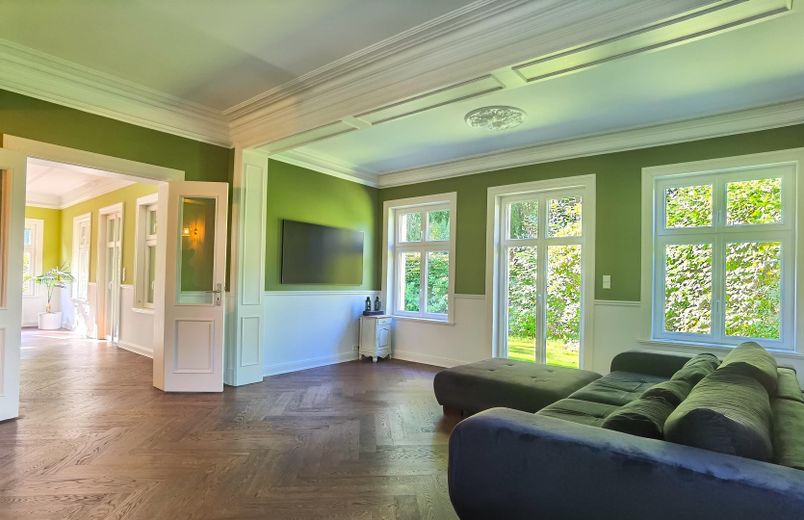Jugendstil-Villa mit Zukunft und Geschichte - 380qm - Effizienzklasse A+ / provisionsfrei – Wohnzimmer mit Blick ins Esszi