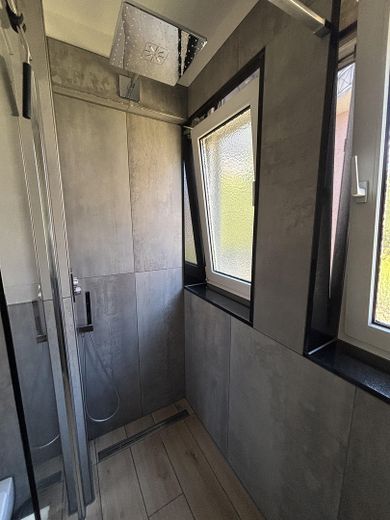 Gepflegte 2-Zimmer-Wohnung mit Balkon, Einbauküche, Stellplatz & Aufzug in Maintal-Dörnigheim – Badezimmer