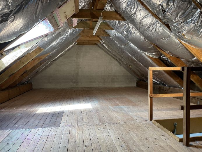 سعر جديد! من مالك خاص 2 غرفة مع شرفة كبيرة في Brinkum، Stuhr – ausbaubarer Dachboden 14,7 m² 