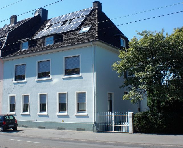 Wohnen und Arbeiten: Stilvolles Mehrfamilien- und Geschäftshaus mit großem Garten. – Straßenansicht