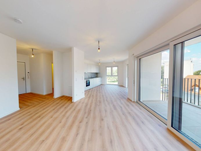 OFERTA DESTACADA: ¡Piso de ensueño de 3 habitaciones con BALCÓN y moderna COCINA AMUEBLADA en el BERGQUARTIER de Magdeburgo! – Ansicht I: Wohn- und Esszimme…