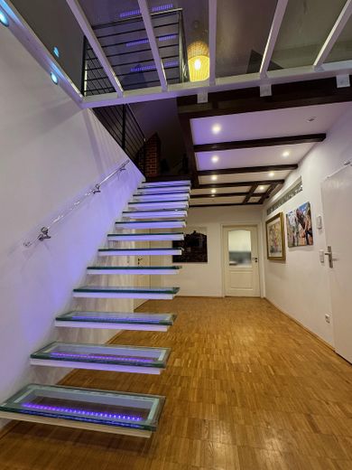 Treppe 3. ins 4. OG abends