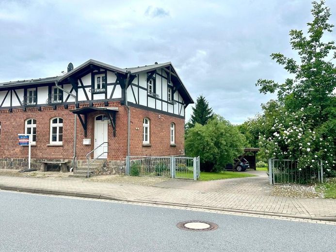 HORN IMMOBILIEN ++ uroczy dom dwurodzinny w Klein Helle, tylko 15 min do Neubrandenburga – Straßenansicht