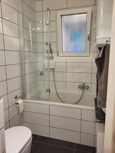 Volledig gemeubileerd 2,5-kamerappartement met balkon en inbouwkeuken in Stuttgart-West – Bad