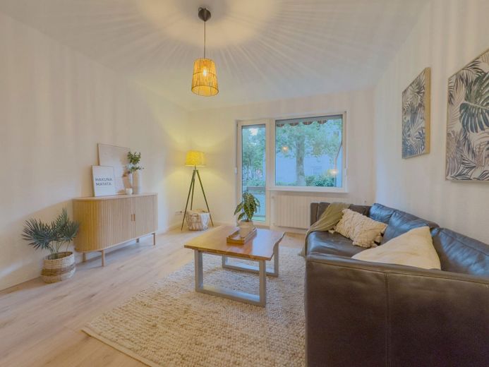 أول سكن بعد التجديد: شقة عصرية من 3 غرف مع شرفة لوجيا – Wohnzimmer