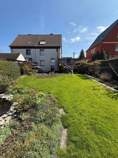 Doppelhaushälfte mit großer Garage, Carport, Wa, Du. und sonnigem Grundstück am Stadtrand – Hausansicht