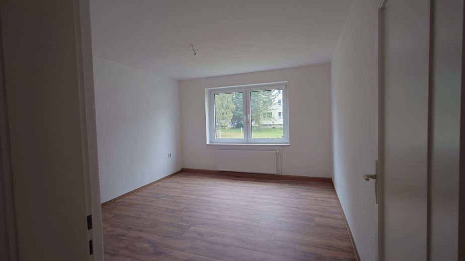 ohne Prov.: 3-Raum-Wohnung, große Küche, Bad mit Fenster, Wanne+Dusche, schön saniert+renoviert – Blick in der Wohnung