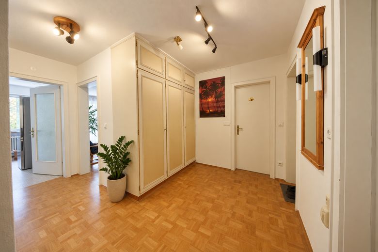 Ruhige 3-Zimmer-Wohnung in Harlaching mit zwei Balkonen und Grünblick – Großzügiger Eingangsbereich
