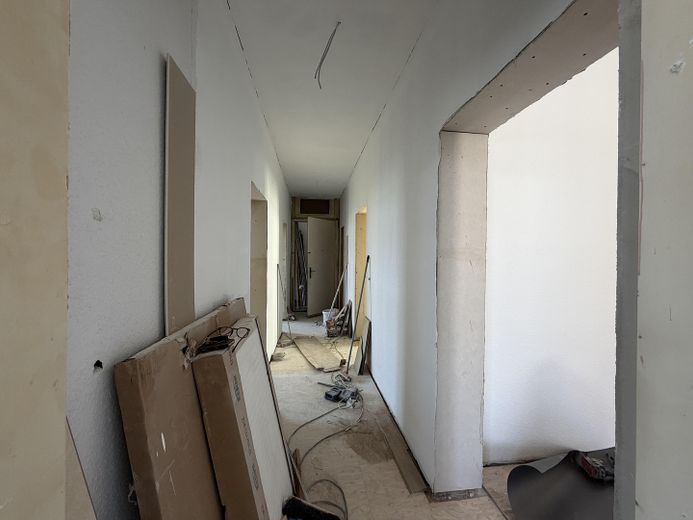 *Erstbezug* Kernsanierte 3-Zimmer Altbau Wohnung mitten im Nordend mit EBK und Skylineblick – Flur 