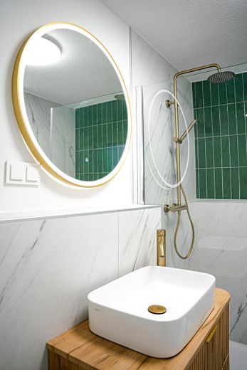 Frisch saniertes, stilvoll möbliertes Mini-Penthouse | 6,1% Rendite oder Eigennutz – Modernes Bad-Design