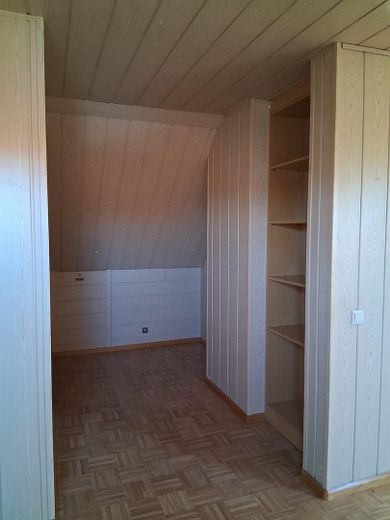 SOFORT BEZUGSFREI! Sehr geräumige lichtdurchflutete 4-Zi- Maisonette-Wohnung inkl. Balkon, Carport – Zimmer DG
