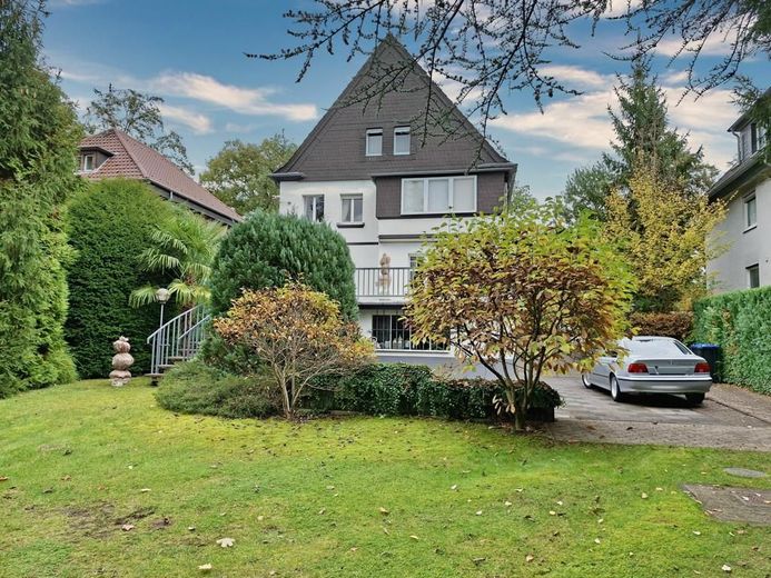 Rückansicht Haus mit PKW Stellplätzen