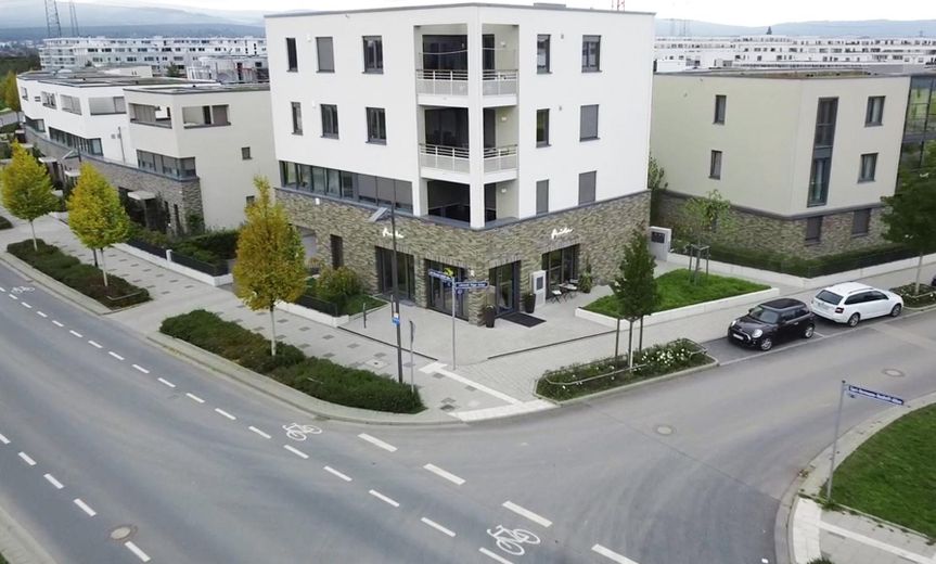 Skyline manzaralı, kapalı balkonlu, ankastre mutfaklı ve kapalı otoparklı aydınlık 2 odalı daire, Frankfurt-Riedberg – Luftaufnahme Gebäude