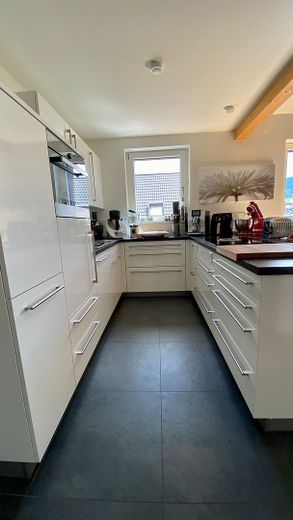 Bestens ausgestattete Maisonette-Wohnung (ca. 185 m², mit Einbauküche) in ruhiger Citylage von Bühl! – Küche / 2. OG