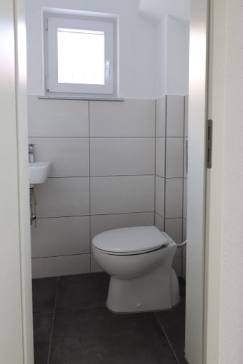 2-Zi. Gartenwohnung + Nebengebäude (vermietet) v. Privat o. Provision – separates WC