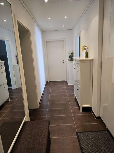 Modernisierte 3,5–4-Zimmer-Wohnung mit hochwertiger Ausstattung, Balkon & Stellplatz in ruhiger Lage – Flur