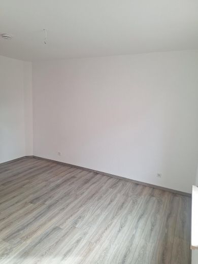 Bright 3-room apartment with large daylight bathroom and dressing room in Zwickau-Crossen – Schlafzimmer