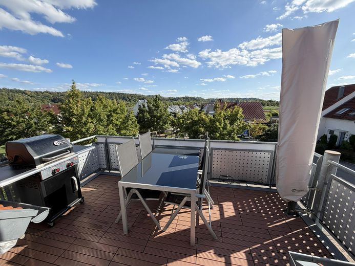 Maisonette mit Weitblick – 2 Balkone, Studio & Tiefgarage am ruhigen Ortsrand (provisionsfrei) – Süd-Balkon mit Schönbuch-Blick