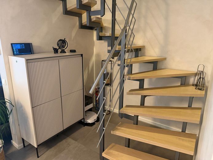 Hochwertige Doppelhaushälfte in Feldrandlage mit Südterrasse und Garten in Nieder-Olm – Treppenhaus