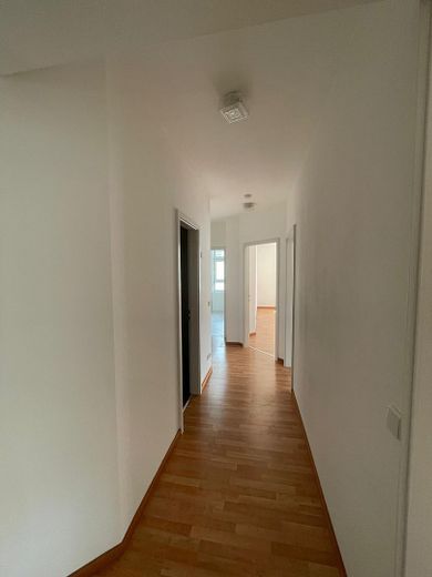 Amplio piso en propiedad de 3 habitaciones con balcón   **   sin comisión – Flur (Blick vom Bad)