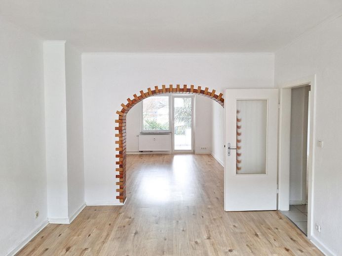 Sanierte 3,5 Zimmer-KDB Wohnung (ca. 70 qm) mit Einbauküche und Balkon / Holsterhausen – Eszimmer / Wohnzimmer