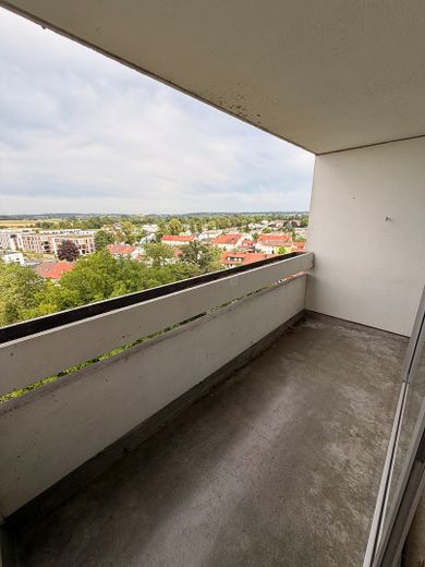 Lichtdurchflutete 3 Zimmer Wohnung mit eigenem Tiefgaragenstellplatz zu verkaufen – Balkon