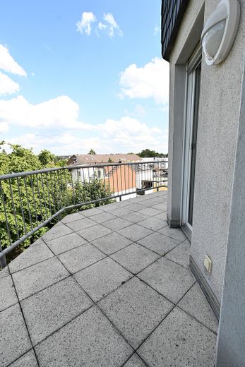 3-Zimmer-Penthouse mit Dachterrasse und Wintergarten in Köln-Wahn – Balkon mit Ausrichtung Garten