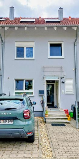 Modernisiertes Reihenmittelhaus mit Garten, Sauna und Photovoltaikanlage – Haus Frontansicht