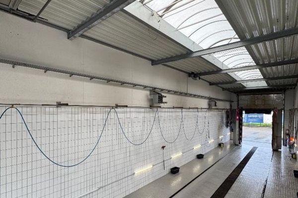 Nutzfahrzeug Werkstatt mit repräsentativen Bürotrakt *** große Freifläche für die Fahrzeugausstellung