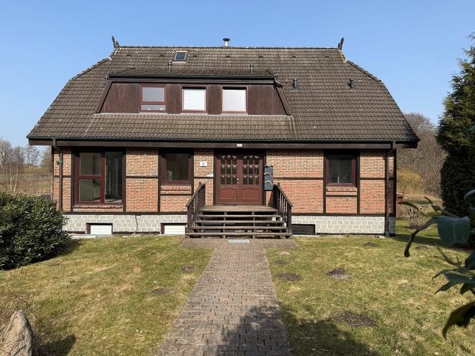 Mehrfamilienhaus/ Generationenhaus mit großem Grundstück – Frontansicht