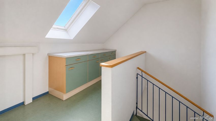 Großzügige Büro- / Praxisfläche auf zwei Ebenen in ruhiger Lage von Moorenweis – Treppe im OG