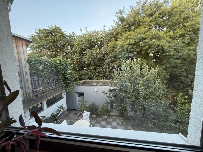 Blick (OG) auf Terrasse im EG