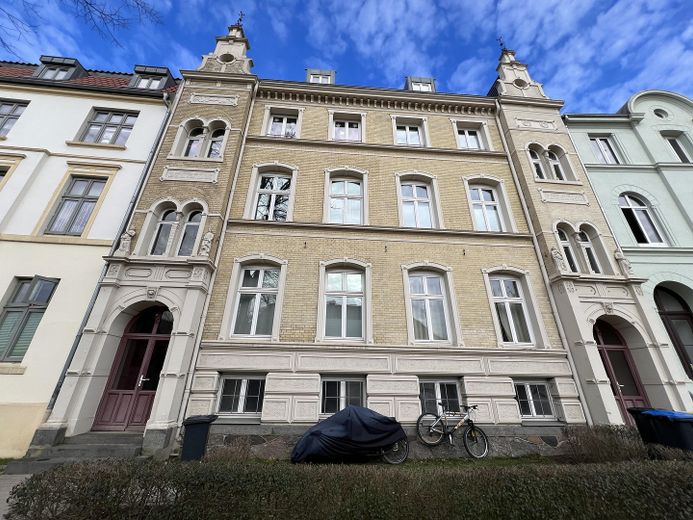 Ansprechendes Mehrfamilienhaus – linke Seite des Doppelhauses