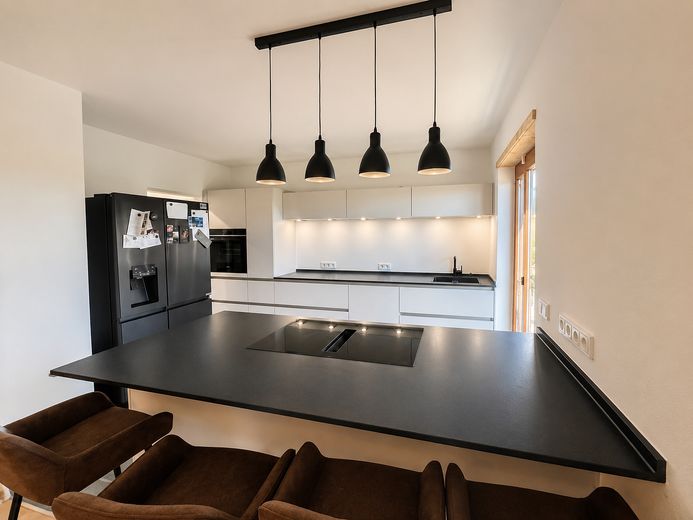 Modernize edilmiş müstakil ev | 196 m² yaşam alanı | 1.382 m² arsa | hemen taşınmaya hazır – Hochwertige Einbauküche