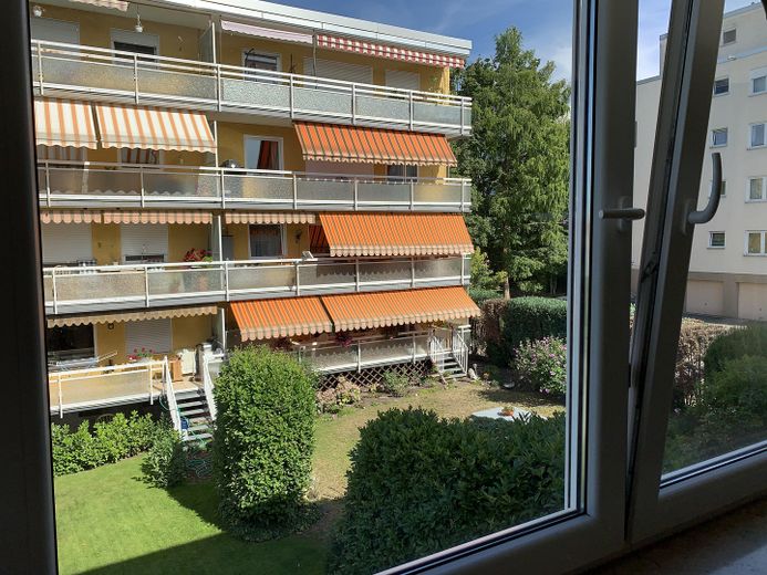 Schöne Lichtdurchflutete 4 Zimmer Wohnung – Von außen