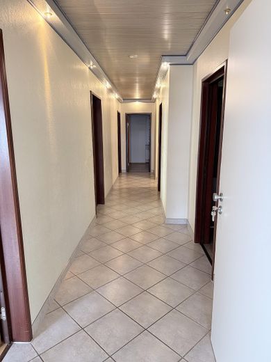 Großzügige, frisch teilrenovierte 104 qm² Erdgeschoßwohnung mit Balkon in Fronhausen – Flur