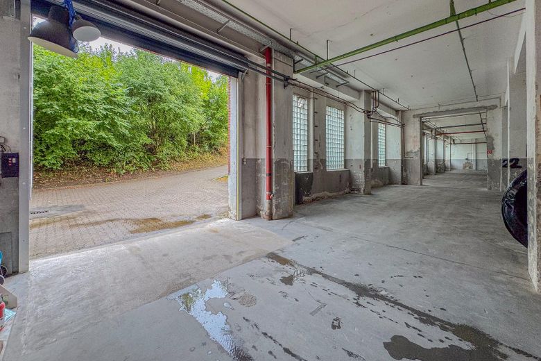 ALMACÉN – 460 m² – TRANSITABLE – ¡IDEAL PARA EMPRESAS ARTESANALES! – PLAZA OPCIONAL – SERVICIO DE SEGURIDAD – Einfahrt zur Lagerfläche