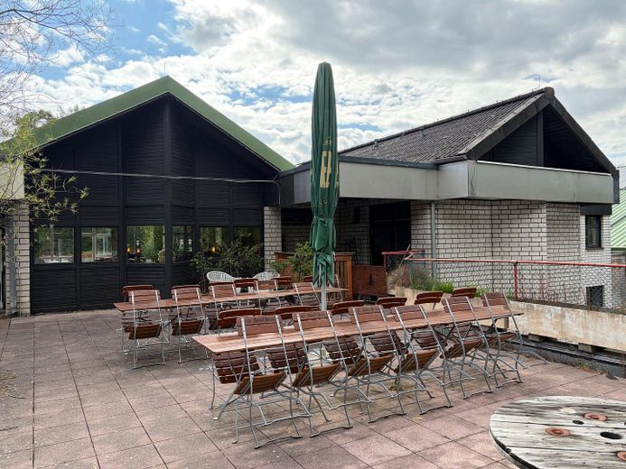 Großes Restaurant/Café mit Sonnenterrasse und zwei Kegelbahnen im Tennisclub TG 49 Bochum – Terrasse Kegelbahn