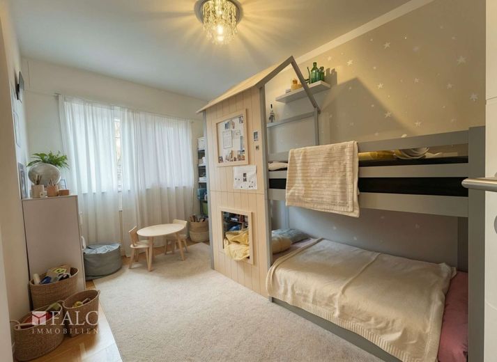 gemütliche Familienwohnung: 4 Zimmer mit Wintergarten, zwei Loggien &amp; Tiefgaragenstellplatz – Kinderzimmer